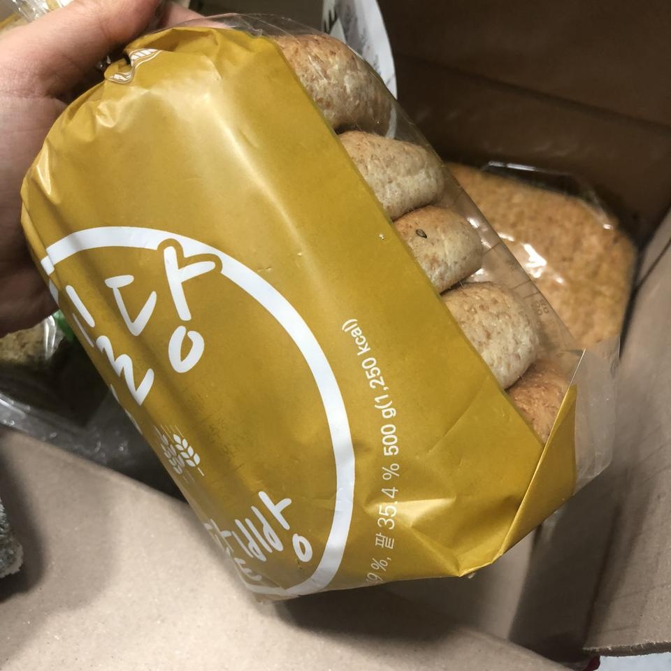 팥빵 진짜 좋아하는데 통밀빵이니까 더 좋네여 행복해요