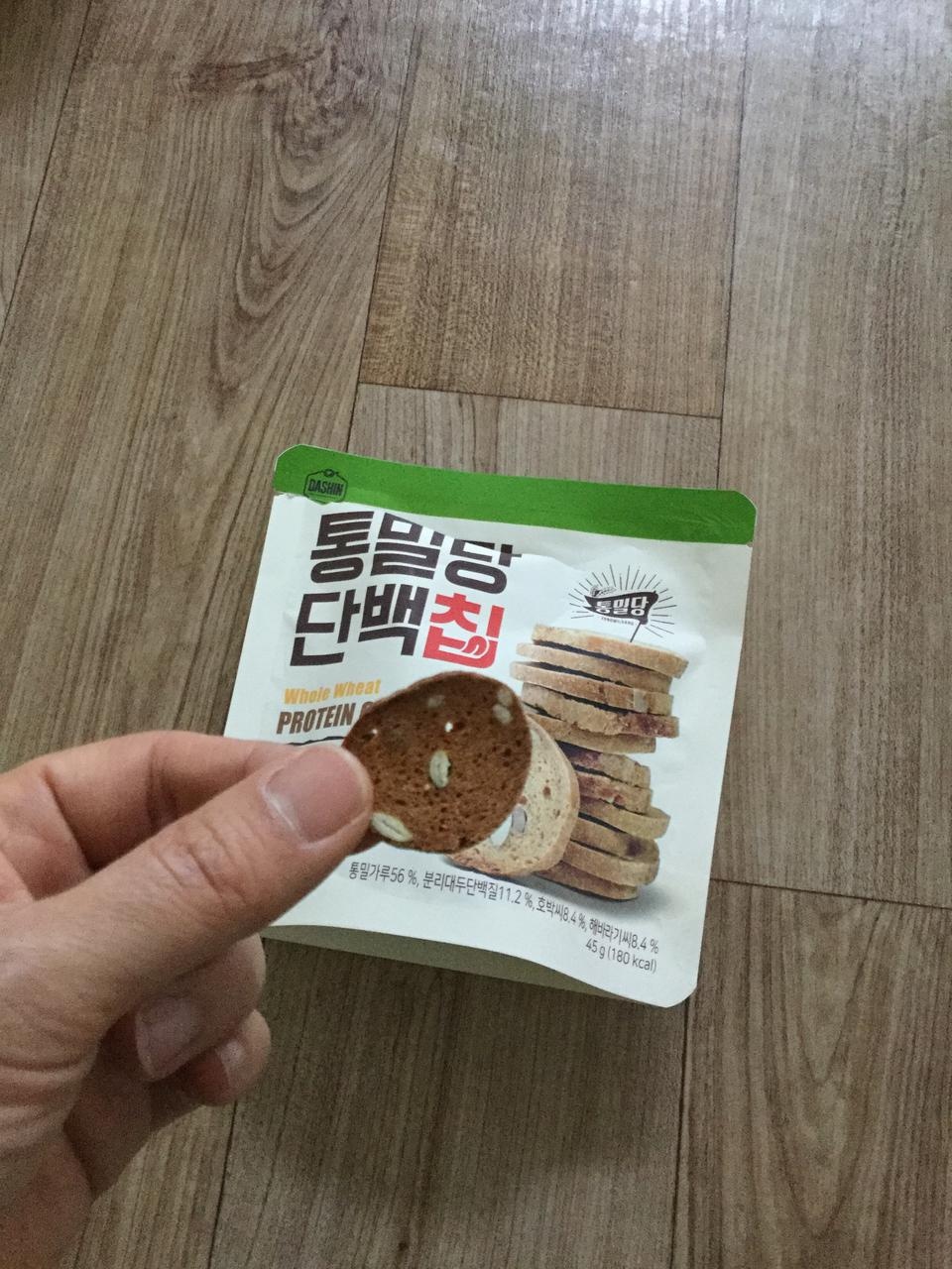 달지않은 옛날 고구마과자 같아요 끝맛은 약간콩맛처럼 나는데 나쁘지 않아요