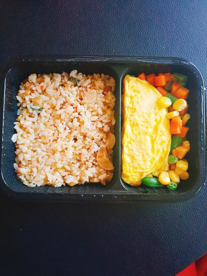 생각보다 맛있네요 근데 양이 적기는 진짜 적어요 ㅠㅠ
다 먹자마자 허기짐 ㅠㅠ
다이어트 도시락이니까 참...