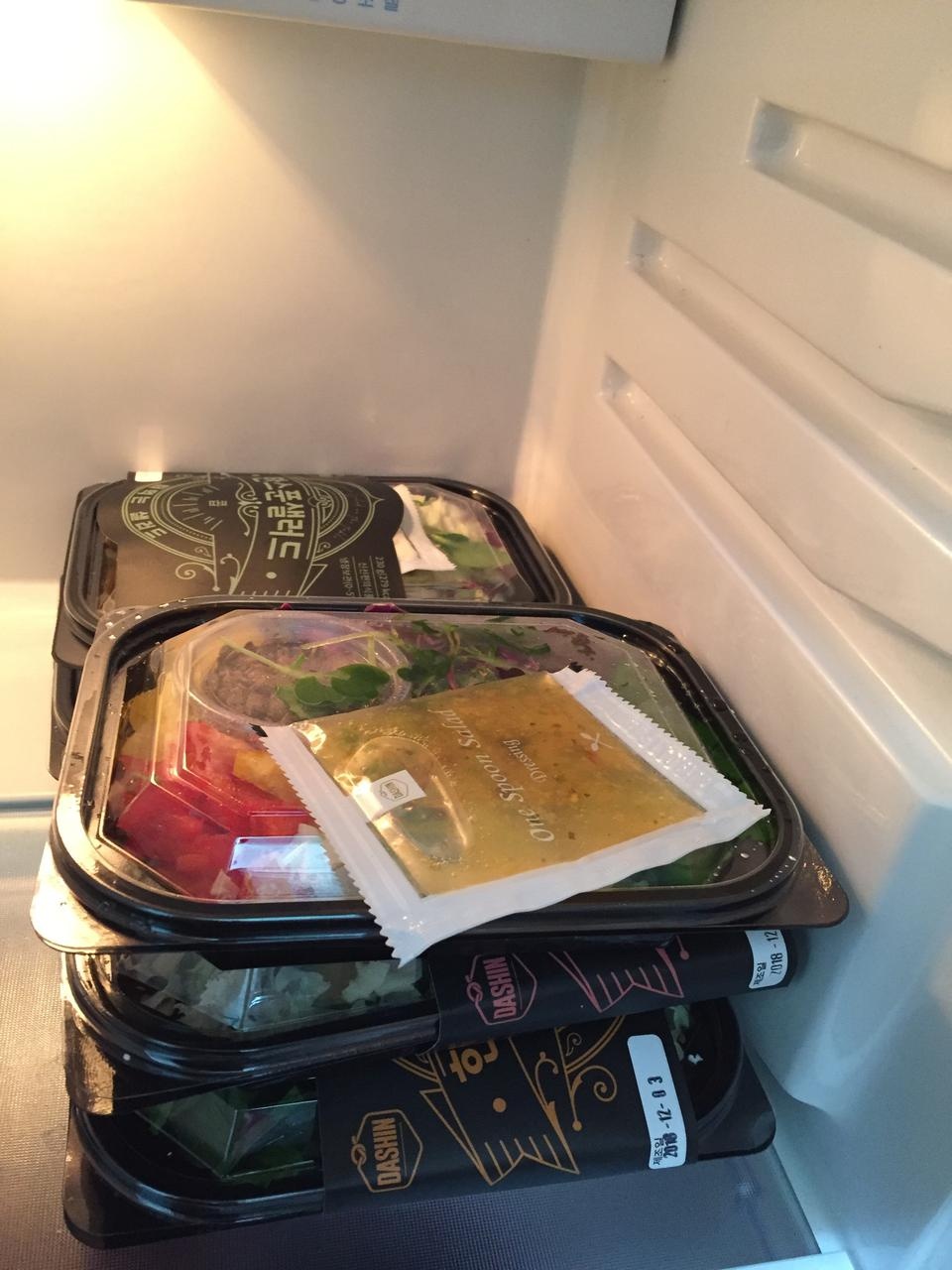 두번째인데 신선하고 좋아요
다만 배송시 심하게 던져졌는지 내용물이 휘저어 졌네요