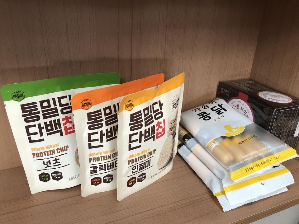 소세지 맛있어서 계속 손이가네요!!ㅋㅋㅋ 과자도 담백하니 손이 가구요~~ㅎㅎ 이를어쩨... 소세지 간식용으...
