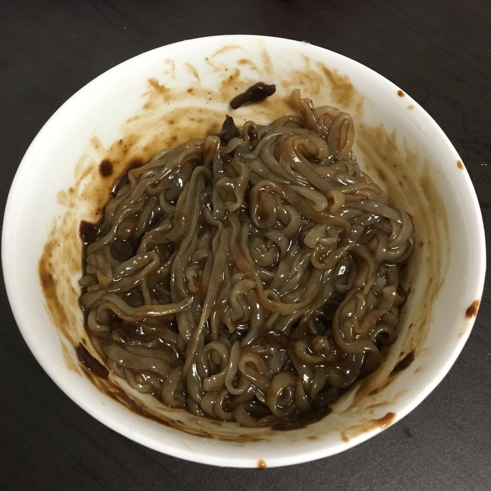 솔직히 맛 없을 줄 알았는데, 
엄청 맛있어요!
곤약면이 되게 부들부들해서 후루룩 넘어가요.
짜장은 묽긴 ...