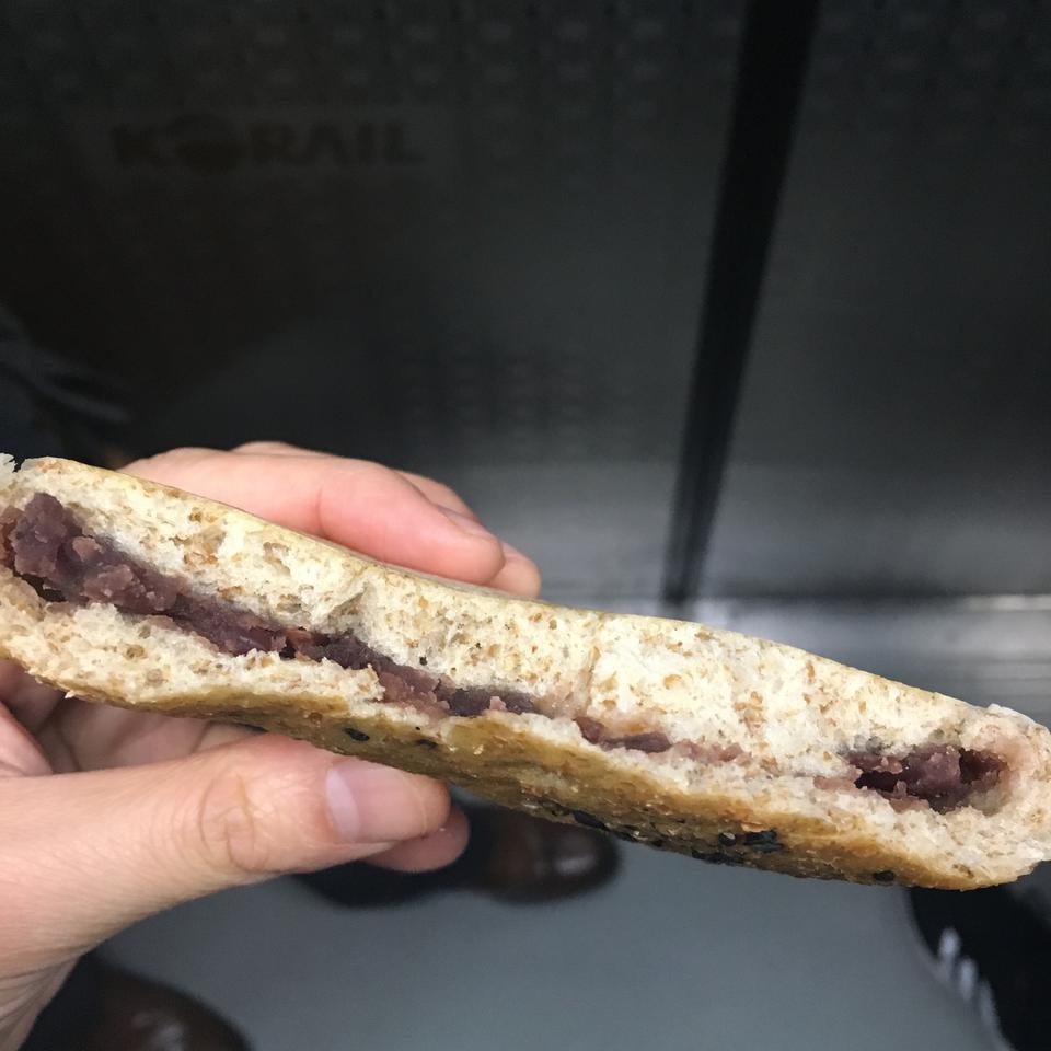 맛있어요!!!
전자레인지에 데워 먹었더니
방금 구운 빵 먹는 느낌이 들어서 기분 좋네요.
반은 데우자마자 ...