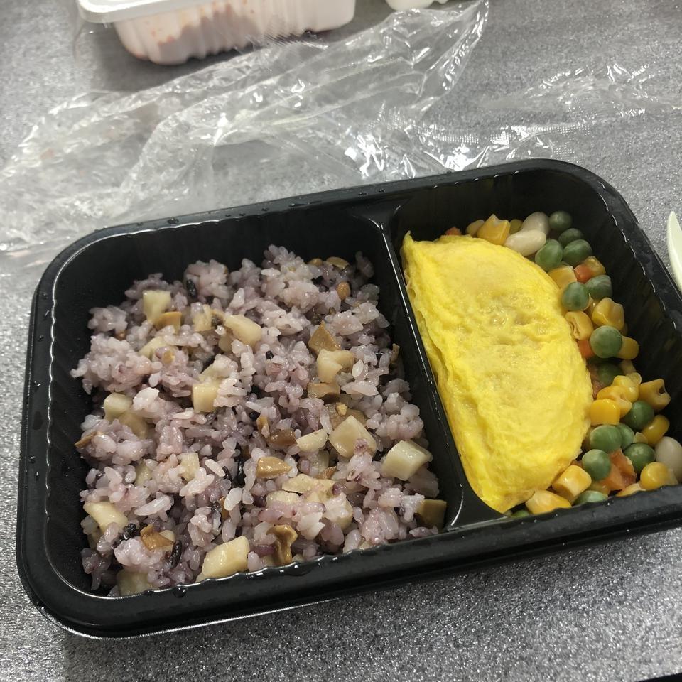 너무맛잇어요 그치만 양은 작아요 그래도 먹기 좋고 데우기만 하면 되니까 먹기도 편하고 너무 좋습니다 ㅎ...