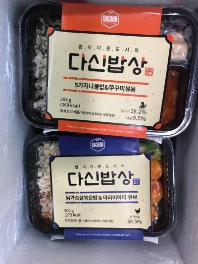 간편하고 좋아서 점심때 도시락으로 자주 사먹는데 
지금까지 먹은 도시락중에 젤 나은듯해요 !! 
맛있음