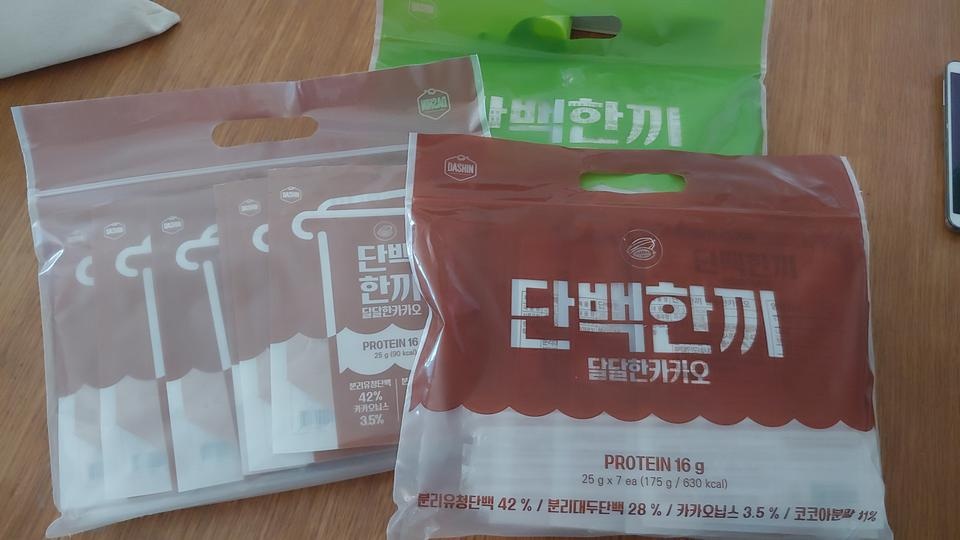 세일해서 싸게 샀는데 6개씩 지퍼 비닐팩에 깔끔하게 들어있네요.
맛도 좋고. 건강도 챙기고 좋습니다. 강추...