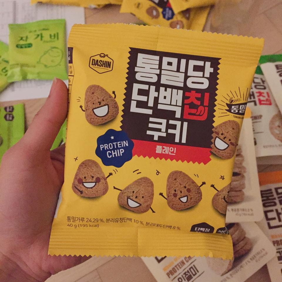 촉촉한 심심한 계란쿠키 정도로 생각하심 좋을 것 같아요~~ 혹 전자레인지에 돌려 먹음 좀 바삭해지려나 해...