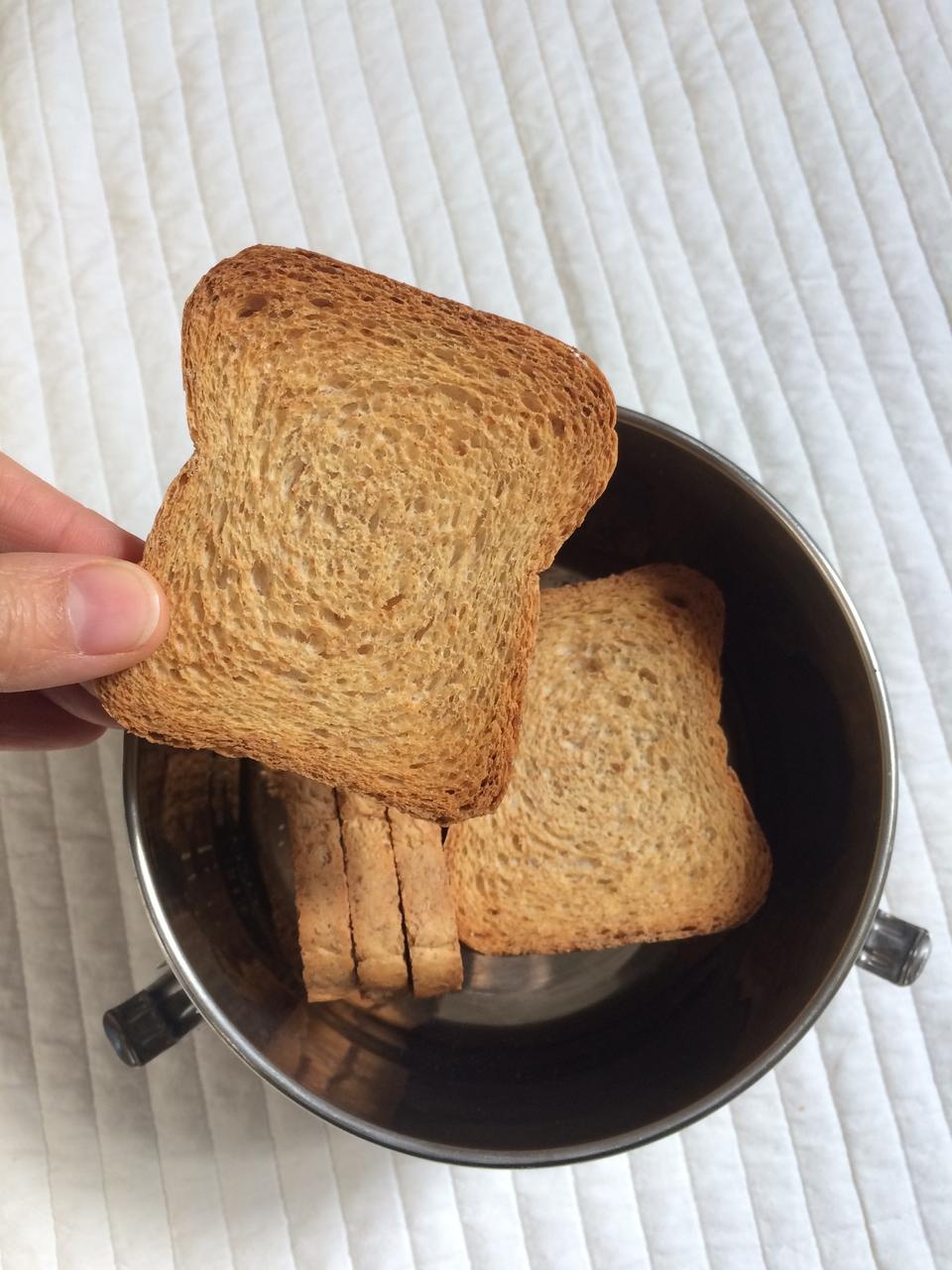 간편히 토스트 대용으로 먹을 수 있습니다. 구수한 건빵 맛 같기도 하고요. ^^