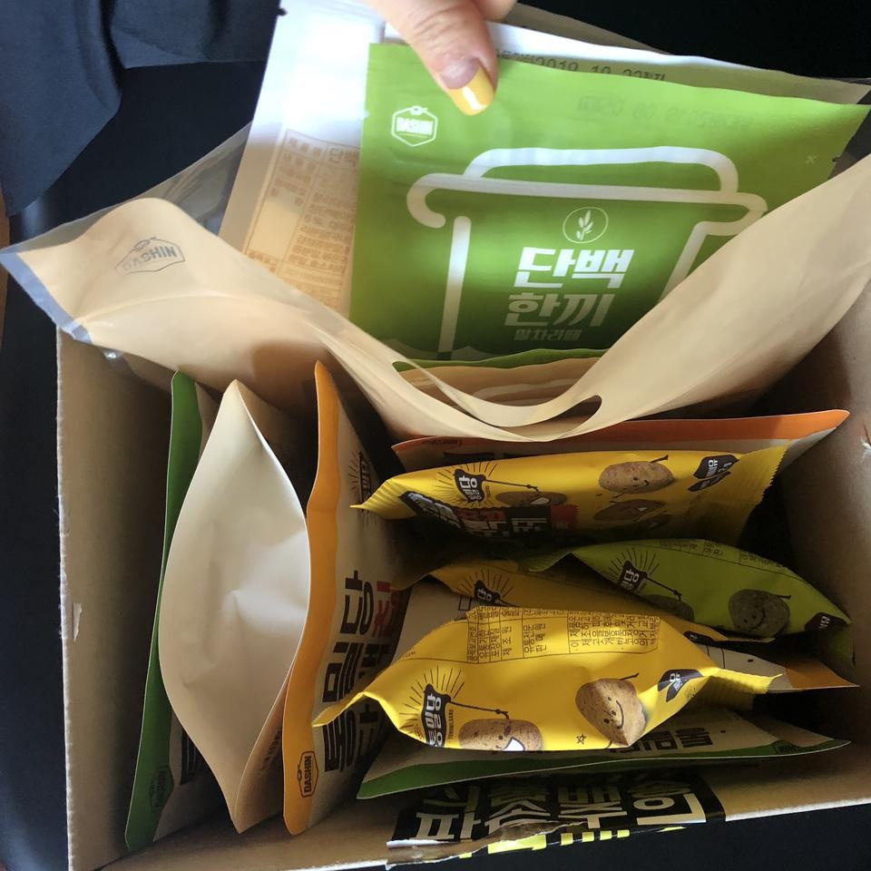 간편하게 먹기좋게 지퍼로 되어있어 휴대해서 먹기좋아요 맛은 말할필요도없구여