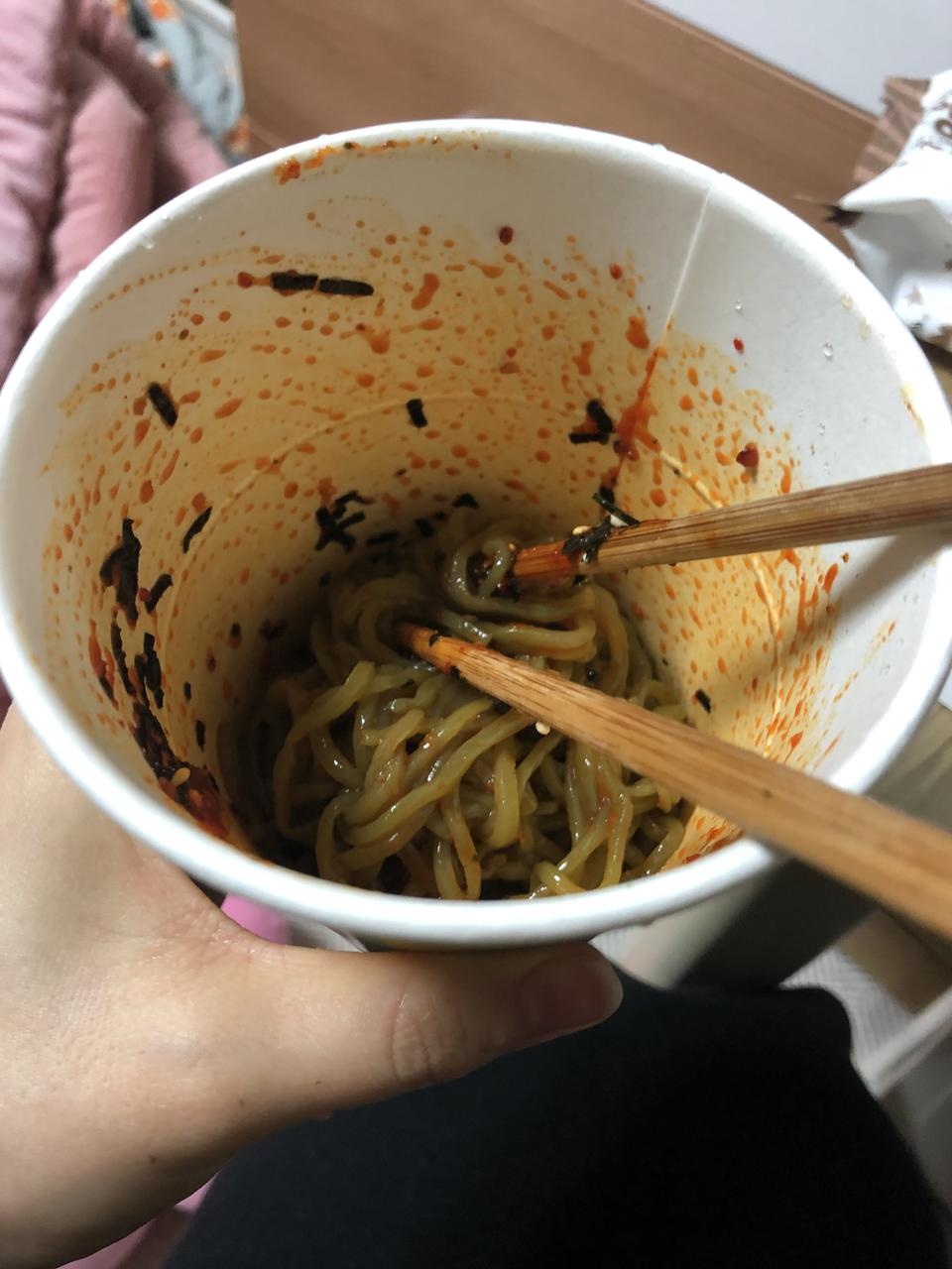 특별히 맛있지는 않아요 곤약은 곤약이니까요 그래도 면 씻어먹으면 냄새가 안나는거랑 칼로리 낮고 김가루...