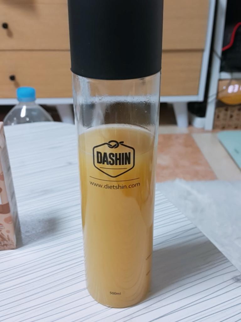 보틀 같이 구매했는데 씻기힘든 병이네요 입구가 좁은 보틀이에여 ㅠㅠ 글구 페트병이라 좀 아쉽네요 pp같은...