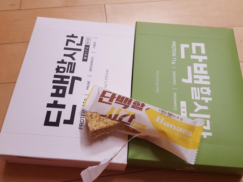 처음 주문한 단백질간식인데 받았을당시 너무 딱딱해보여서 급 실망했었어요.
바삭바삭하고 달콤할줄알았는...