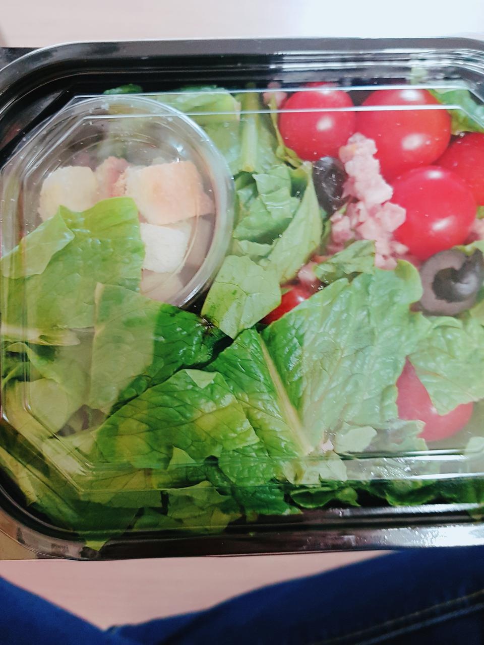 완전 신선하구 토핑도 맛있어요!! 특히 두부샐러드 넘넘 맘에 듭니다 굿굿