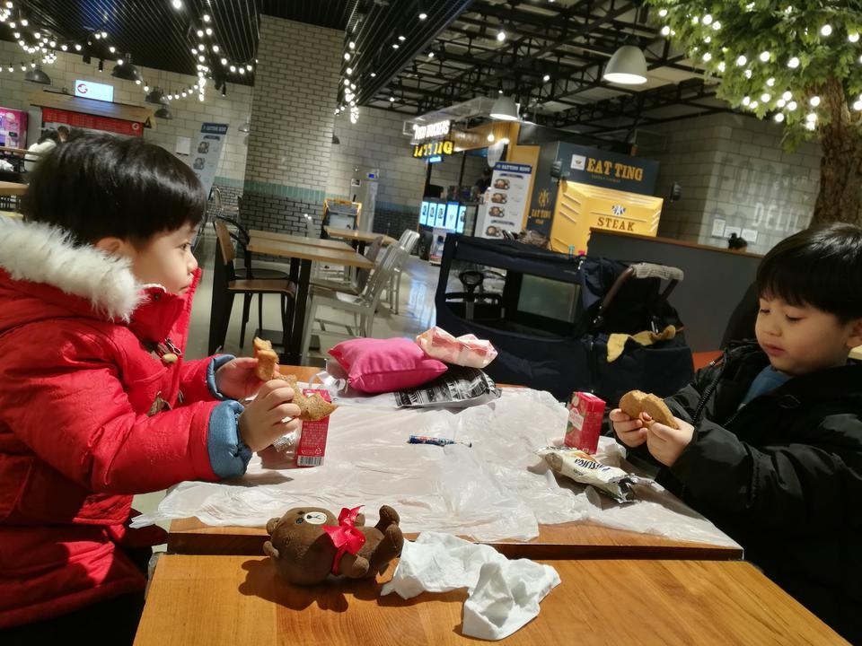 아이들이 참좋아하는 빵이예요.
빵돌이 남아 둘 키우고있어요.
여러개먹는 아이들 그나마 자주주기에 덜걱정...