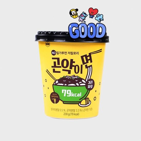 처음에 충전수만 버리고 바로 비벼 먹으니까 면도 뭉쳐있고 차가워서 진짜 별로였거든요? 그런데 면을 따뜻...