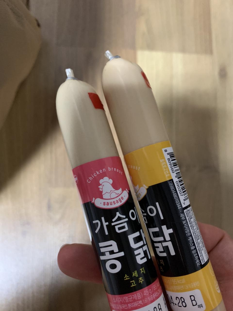 막 맛있지는 않지만 막 맛없지도 않아요
점심을 잘 못챙겨먹어서 간단하게 이동중에 간식으로 샀는데 배고프...