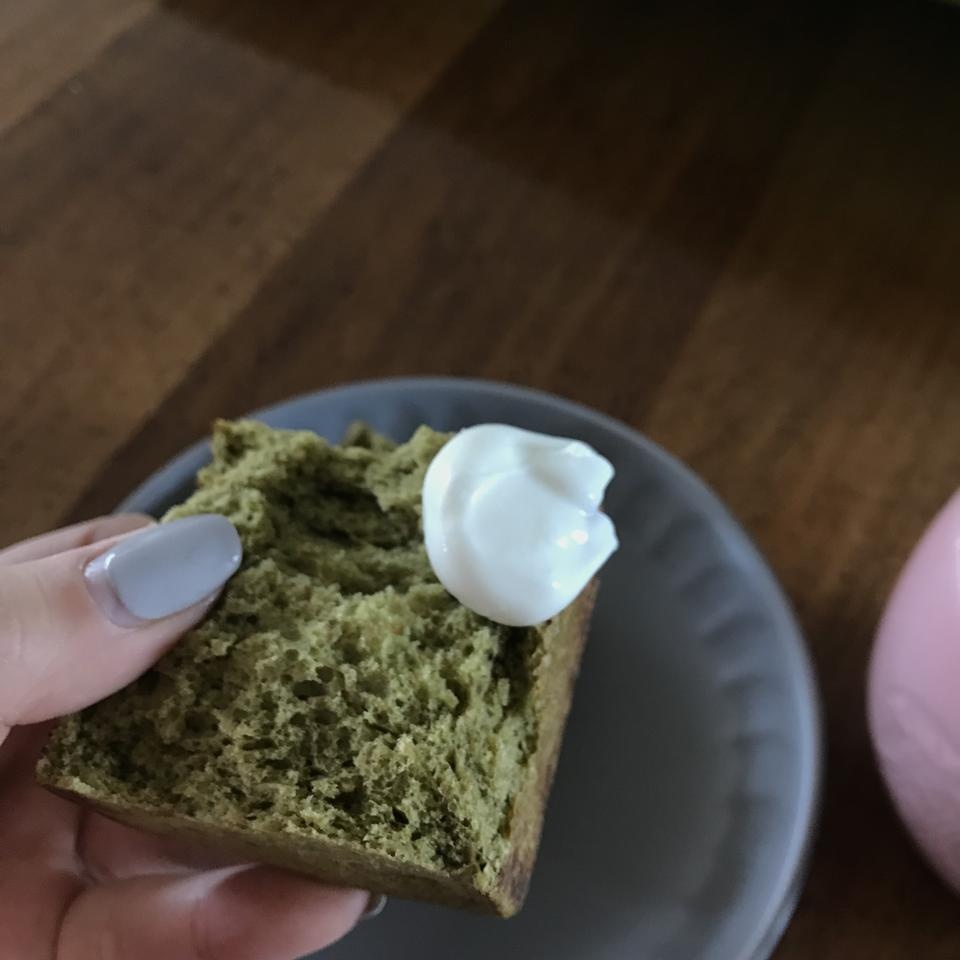 사실 이것만 먹으면 맛 없어용 ㅎㅎㅋ 그래서 그릭 요거트에 잼 살짝 섞어 넣거나 꿀 넣어서 발라 먹구 있어...