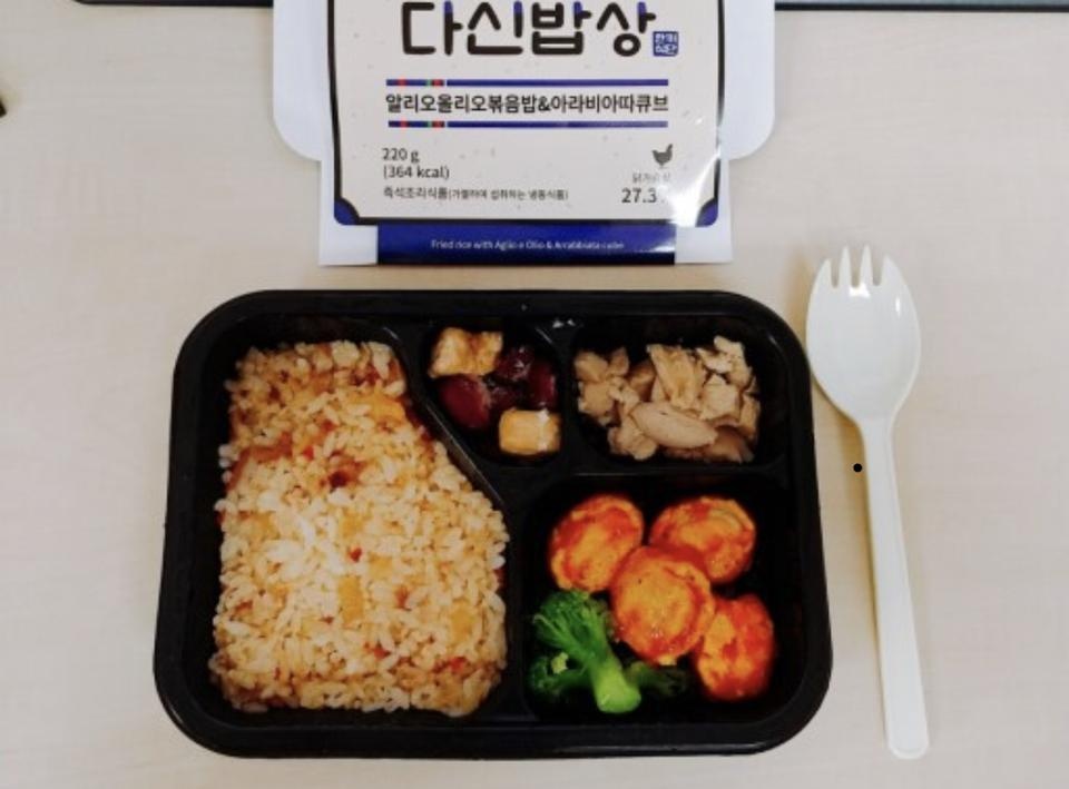 두부 스테이크가 예전맛이아니에요
리뉴얼되서ㅠㅠ 식감이 반죽마냥 무르고비려요
튀긴두부 같은것도 리뉴얼...