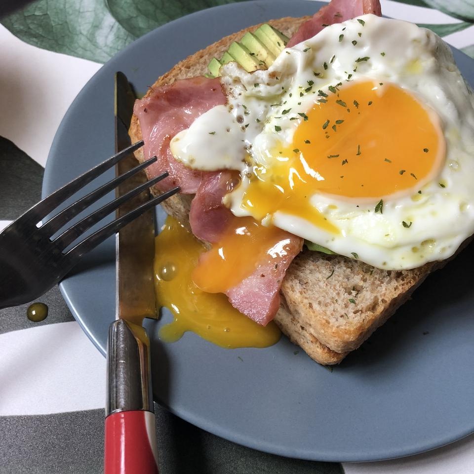 냉동실에 넣어놓고 한 두 조각씩 꺼내서 샌드위치도 하고 이것저것 먹고 잇는데 맛있고 좋아용