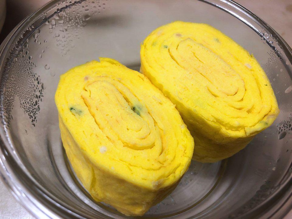 일단 밀도있게 단단하고 
식감은 일반 계란말이 보다 퐁신퐁신한?
촉촉한데 씹는맛도 있고 담백하면서 포만...