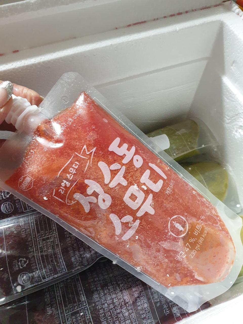 오후두시쯤 택배받았는데
저녁10시에퇴근하고 열어보니 샤베트수준보다 얼어있었어요! 그래서 넘좋았구요
바...