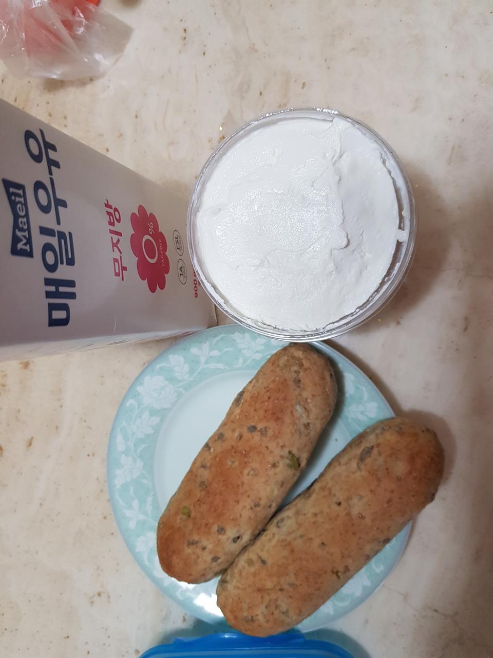 빵맛있어요.다이어트중이지만
요거트,빵먹으니좋네요