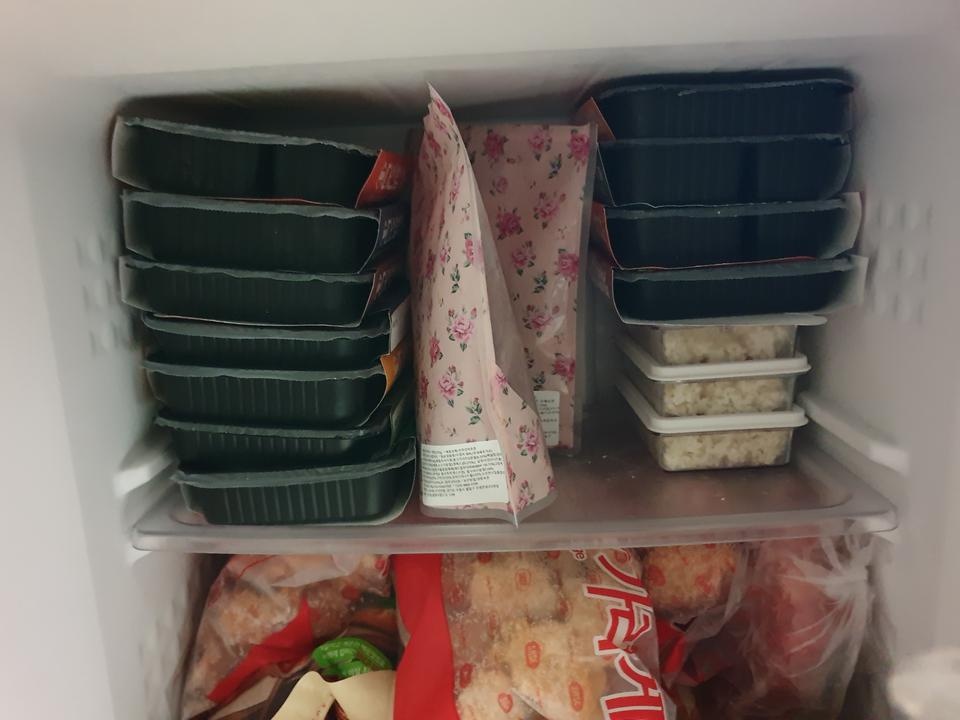 수저도 같이  오고 제주도까지 배송되서 좋아요.
행사중이라 하나 더 받았어요.
냉동실이 가득차서 마음도 ...