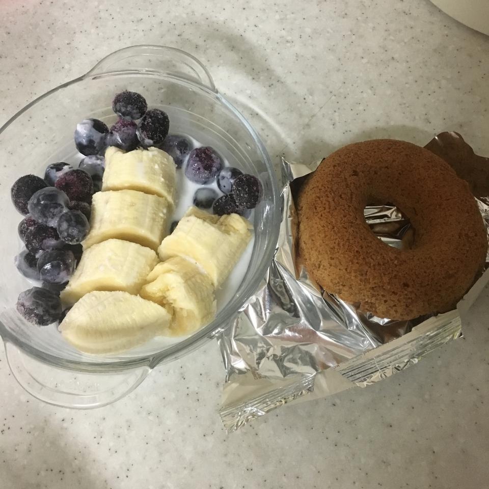 적당히 달면서 촉촉하고 딱 제가 좋아하는 스타일의 도너츠였어요! 통밀이라 다이어트하면서 먹기도 좋아요