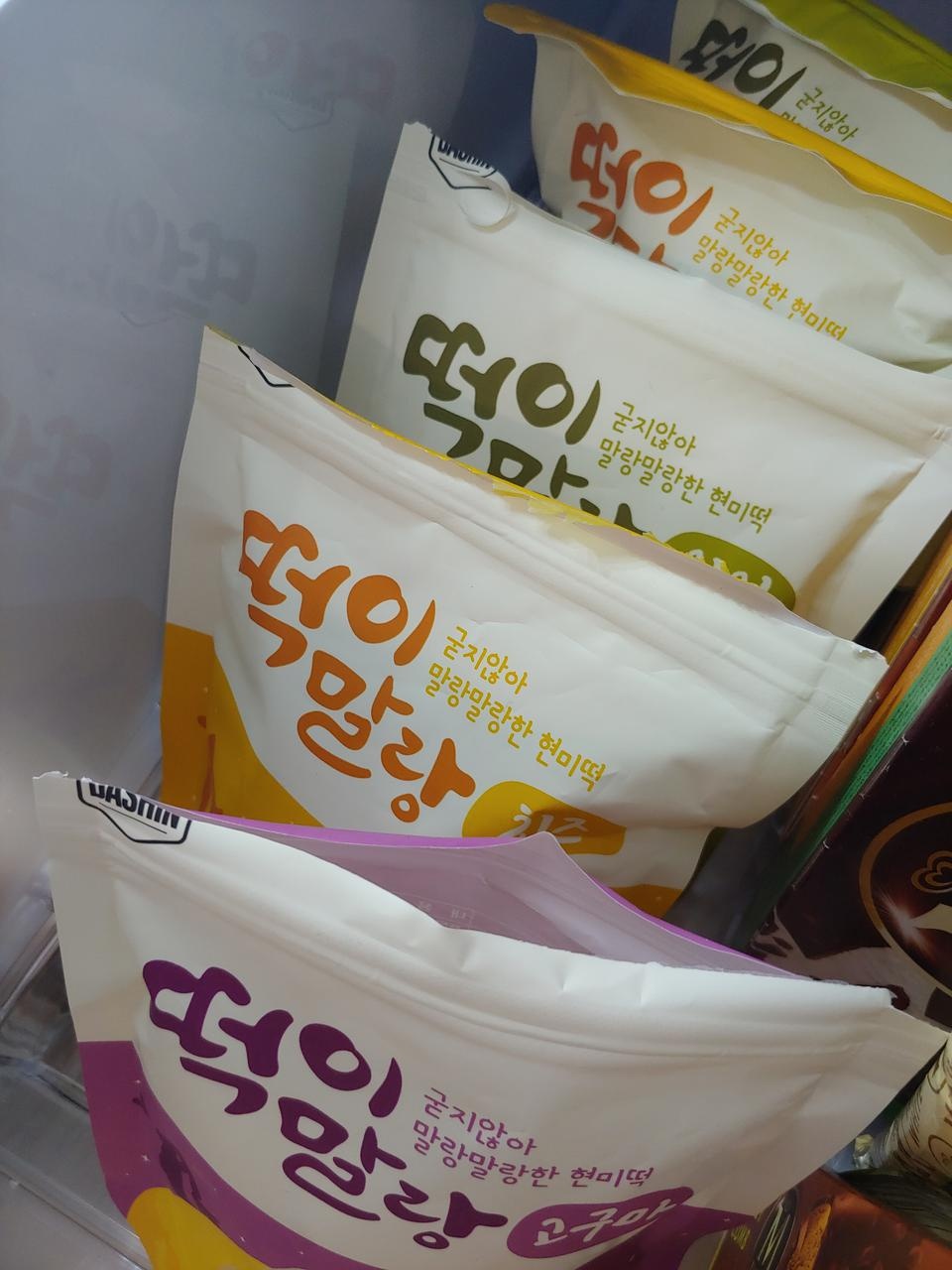 고구마 맛 맛나요~ 귀리맛은 안에 앙고가 없고, 치즈맛은 맛이 쏘쏘. 그런데 고구마 맛은 넘넘넘 맛나서 재...