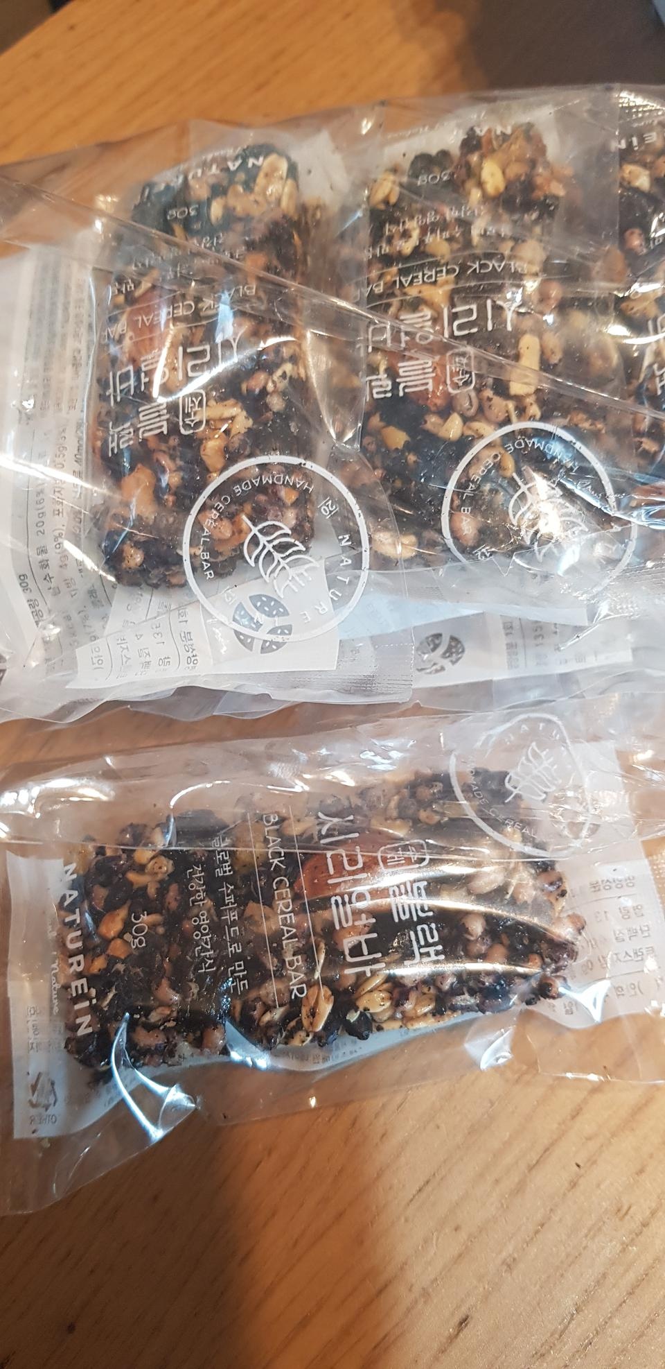 조금 딱딱하긴 한데~고소~~~~하니 늠 맛있어요ㅠㅜ딱 출출할ㄸ거츰 도착해서 하나 먹었는데...자꾸 먹고싶은...