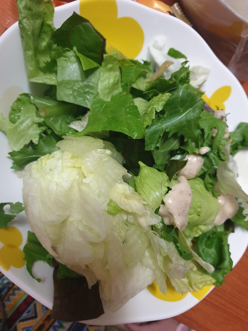 야채가 정말 싱싱하고 양파소스. 건과류 다 맛있어요
포장도 깨끗하고 포크도 같이  들어있어서  넘 좋아요