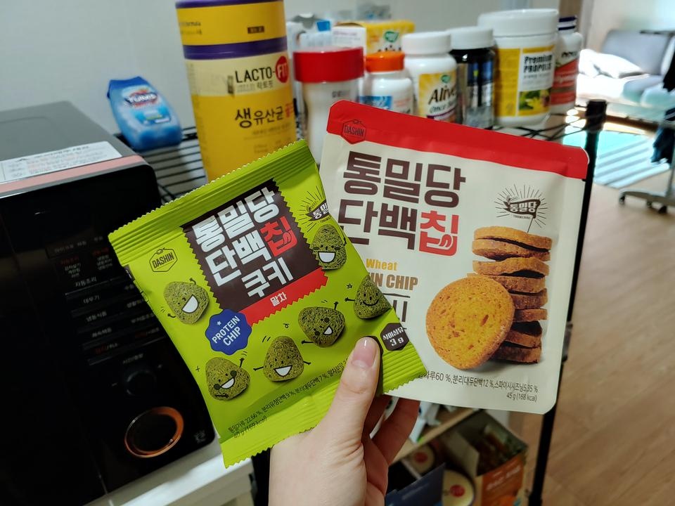 오 진짜 떡볶이맛 나요 신기방기 근데 너무 빠삭딱딱해서 놀랬네요ㅎ;;