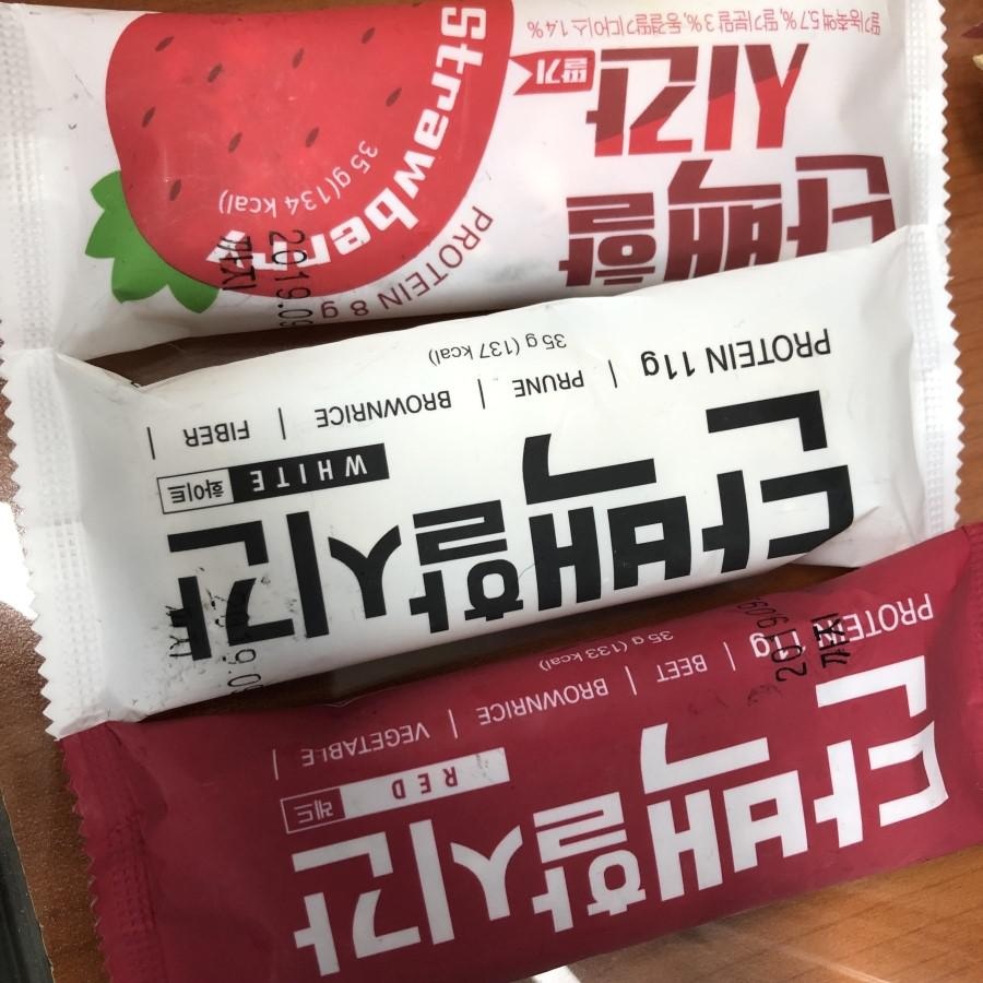 딸기가 새콤새콤해요 ㅎㅎ 맛있는데 너무 빨리 없어져요.