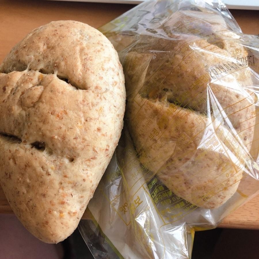 빵이 한봉지에 두개가 오는데 한개만 먹어도 배가부르네용!!