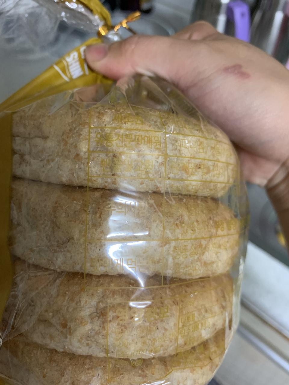 아직안먹어봣어유ㅜ택배가 너무 늦어서 날짜가 다 지나서 일단 냉동실행..