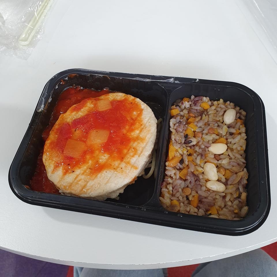 생각보다 맛있네용 ㅋㅋㅋ대박
이게 배가 부를까 싶었는데
나름 든든해용
간편하기도 하고 가격도 괜찮공
앞...