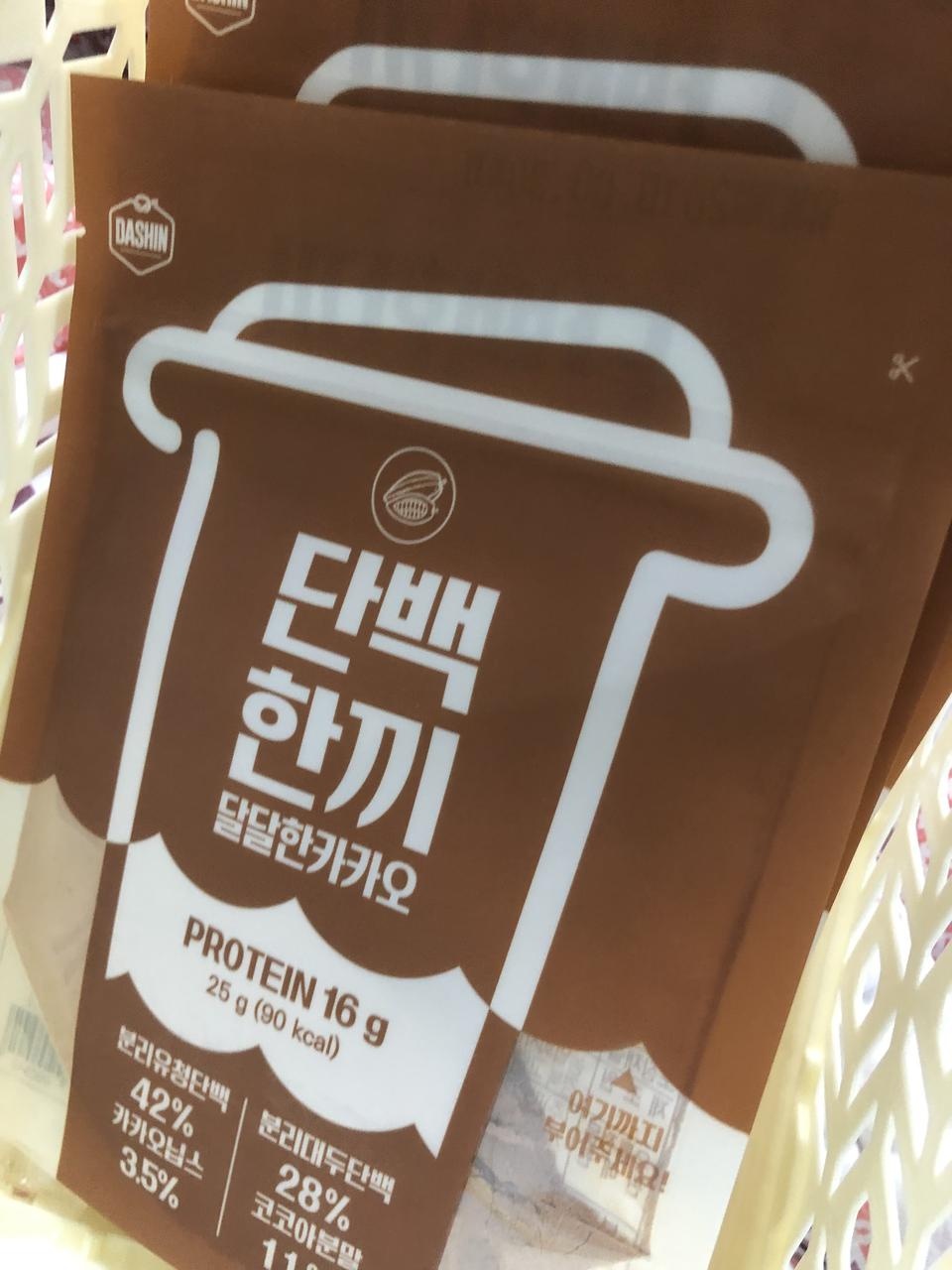 곡물맛은 그냥 설탕 하나도 안들어간 미숫가루 맛, 요건 코코아 향과 맛이 살짝 있어서 덜 물려여