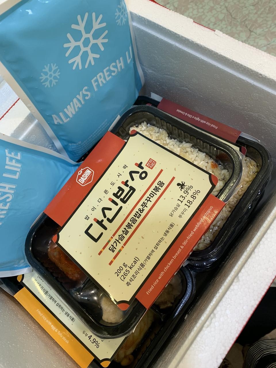 완벽한 한끼식단 두번째 구매인데 다른 다이어트 도시락보단 덜 질리고 구성도 좋은거 같아요