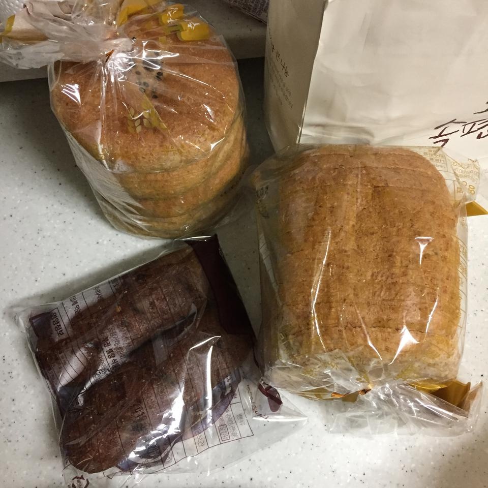 배송도 빠르고 포장도 꼼꼼히 왔어요~
빵 먹고싶을때 냉동실에넣어놨다가
먹으려규용ㅋㅋ아직 먹어보진않았...