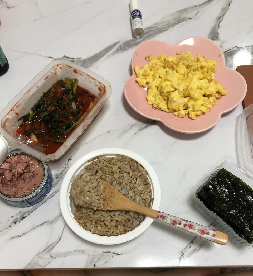 밥이 먹고싶을 때 언제든지 부담없이 먹을 수 있어서 좋아요 현미밥을 싫어하는 데도 불구하고 이건 엄청 잘...
