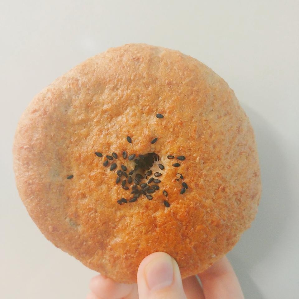 확실히 통밀빵이라서 일반 단팥빵보다는 조금 거칠긴 한데 팥소같은건 똑같이 달고 맛있어서 다이어터 입장...