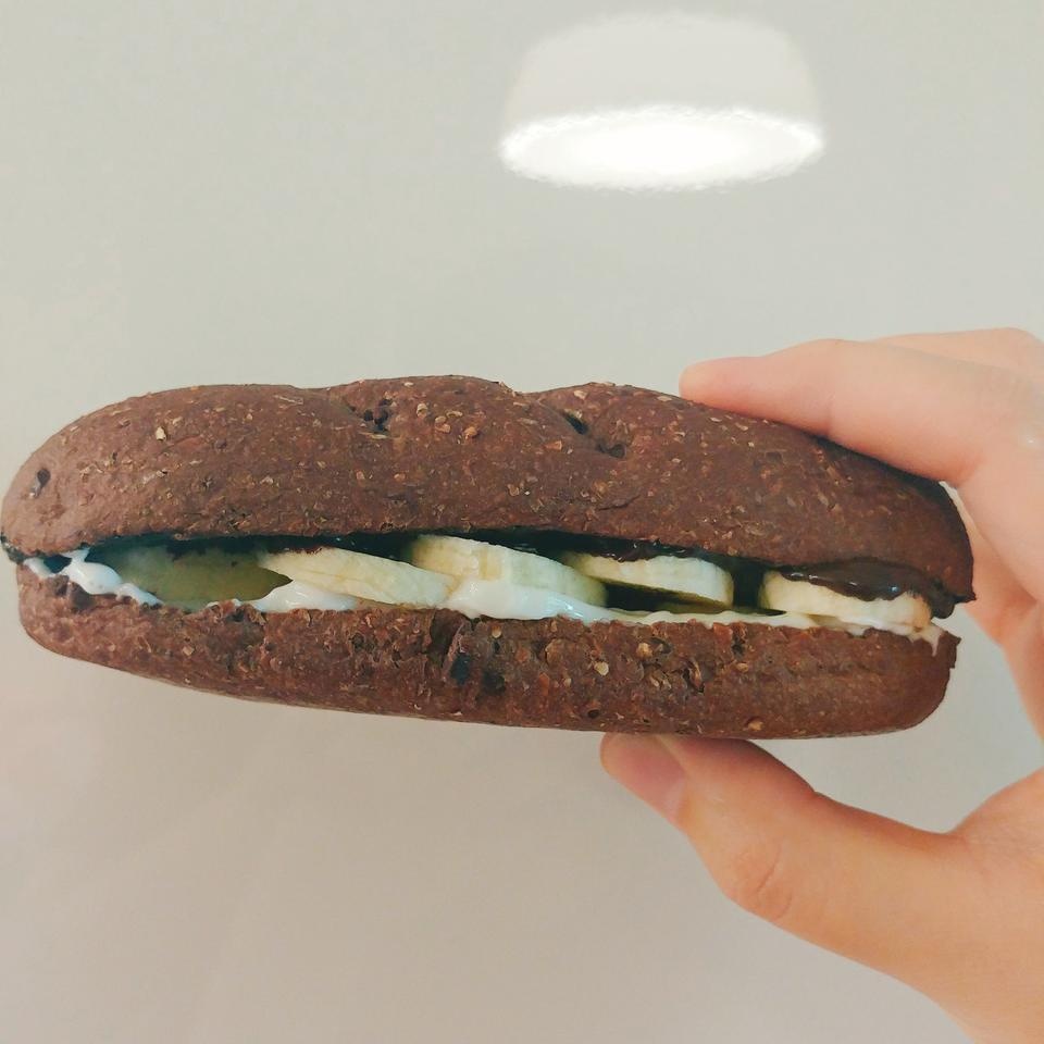 에프에 살짝 돌려서 초콜릿잼이랑 그릭요거트 바르고 바나나 슬라이스해서 넣어먹었는데 짱 맛있어요! 사실 ...