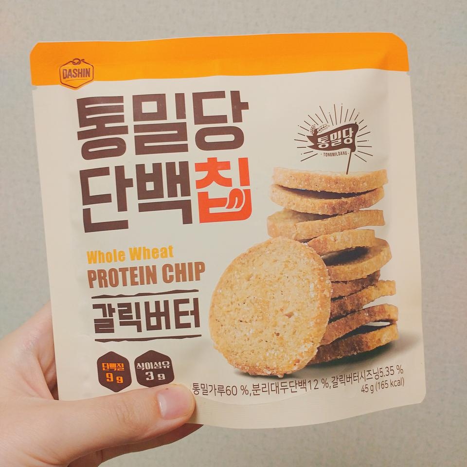 생각보다 과자 1개의 크기는 좀 작아요! 그리고 딱딱해서 이 안 좋으신 분들은 드시면 안될 것 같아요...ㅋ...