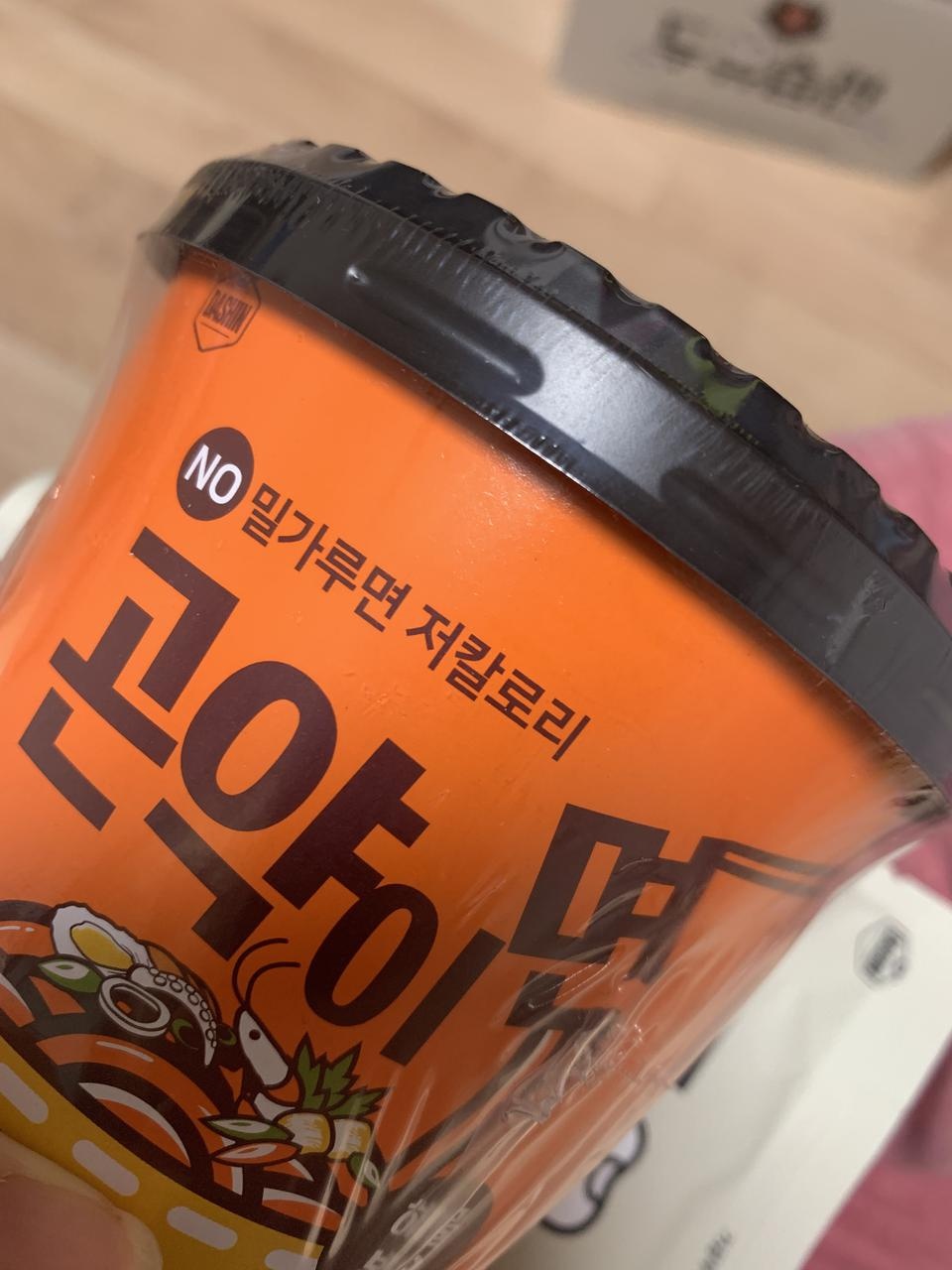 소스는 약간 초고추장 느낌이 살짝 나는데 맵고 맛있어요!! 맛있어서 양이 적게 느껴지지만 다이어트할 때 ...