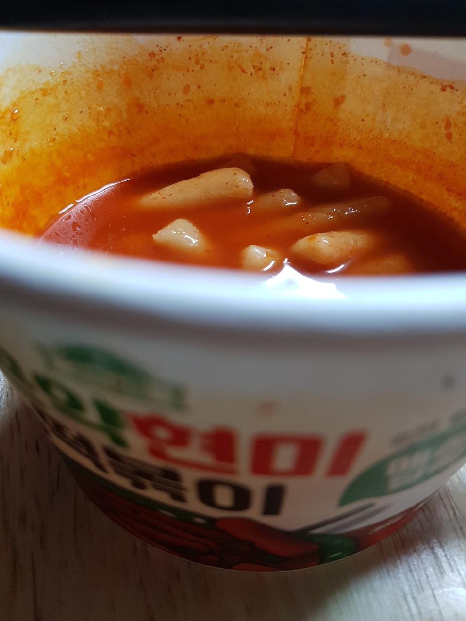 떡씹는맛이..쑥현미가래떡이랄까 고추장맛은 매콤해요 아 남은 국물에 김밥찍어먹고싶지만 300kcal뚝딱