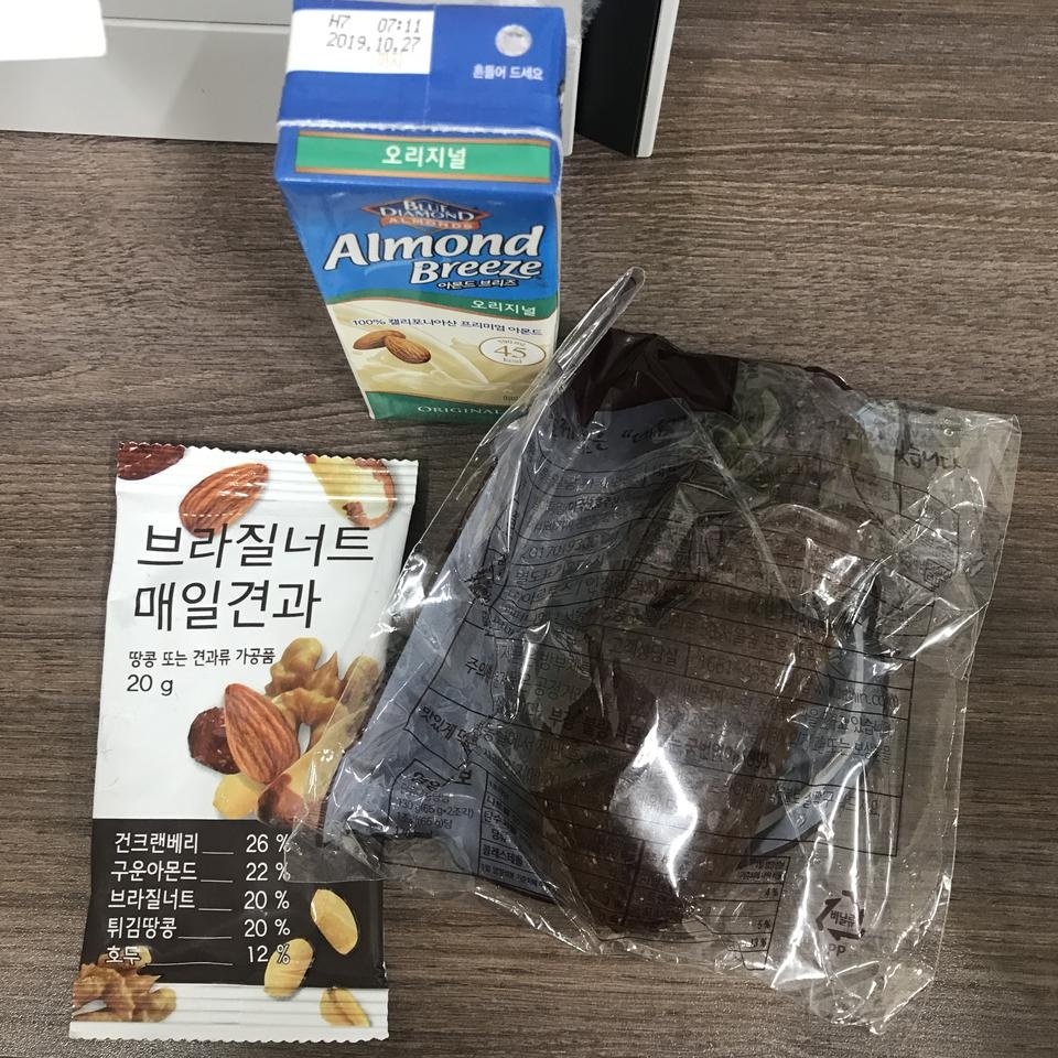 일반 빵에 비해 덜 달긴 하지만 견과류와 우유와 곁들어 먹으니 맛있엇어요~!