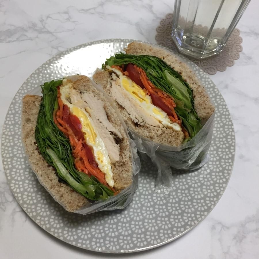 일반 식빵보다 쪼끔 작은 크기에요
받자마자 샌드위치 해 먹었는데 맛있어요!
냉동 후 먹을땐 어떨지 모르겠...