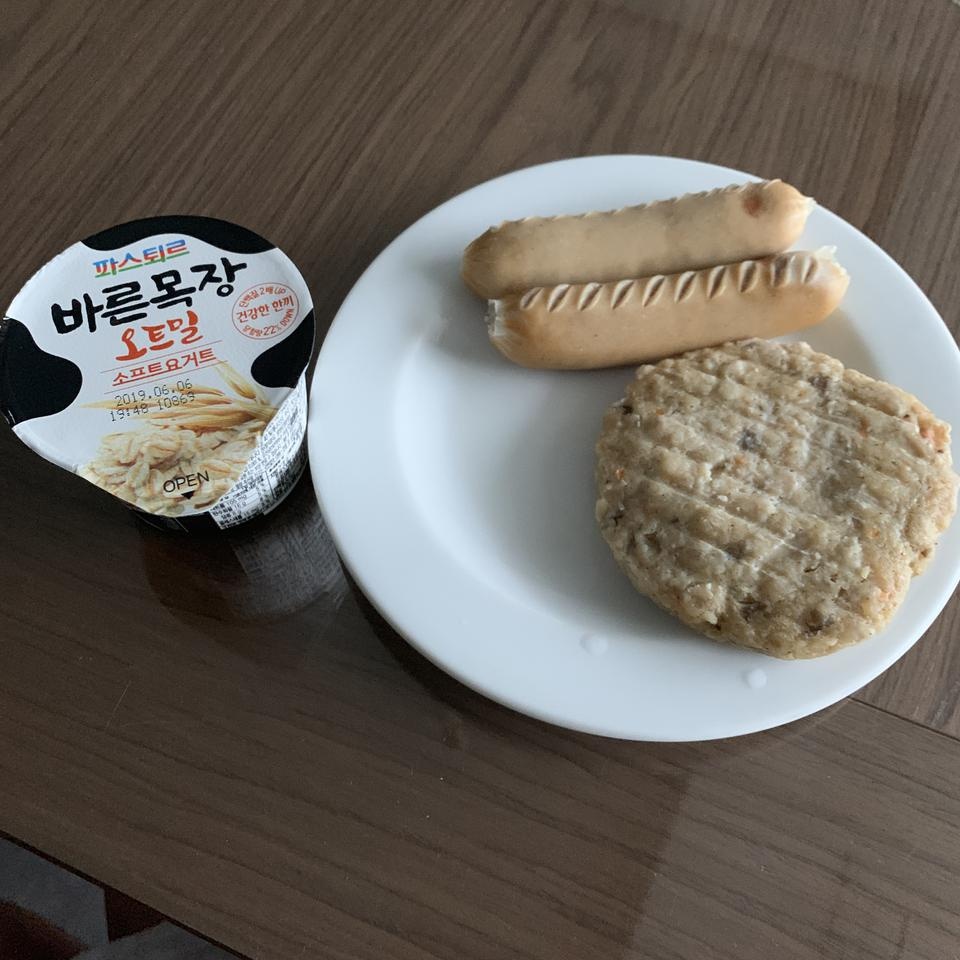 그냥 일반 소시지맛 나요 간도 적당하고