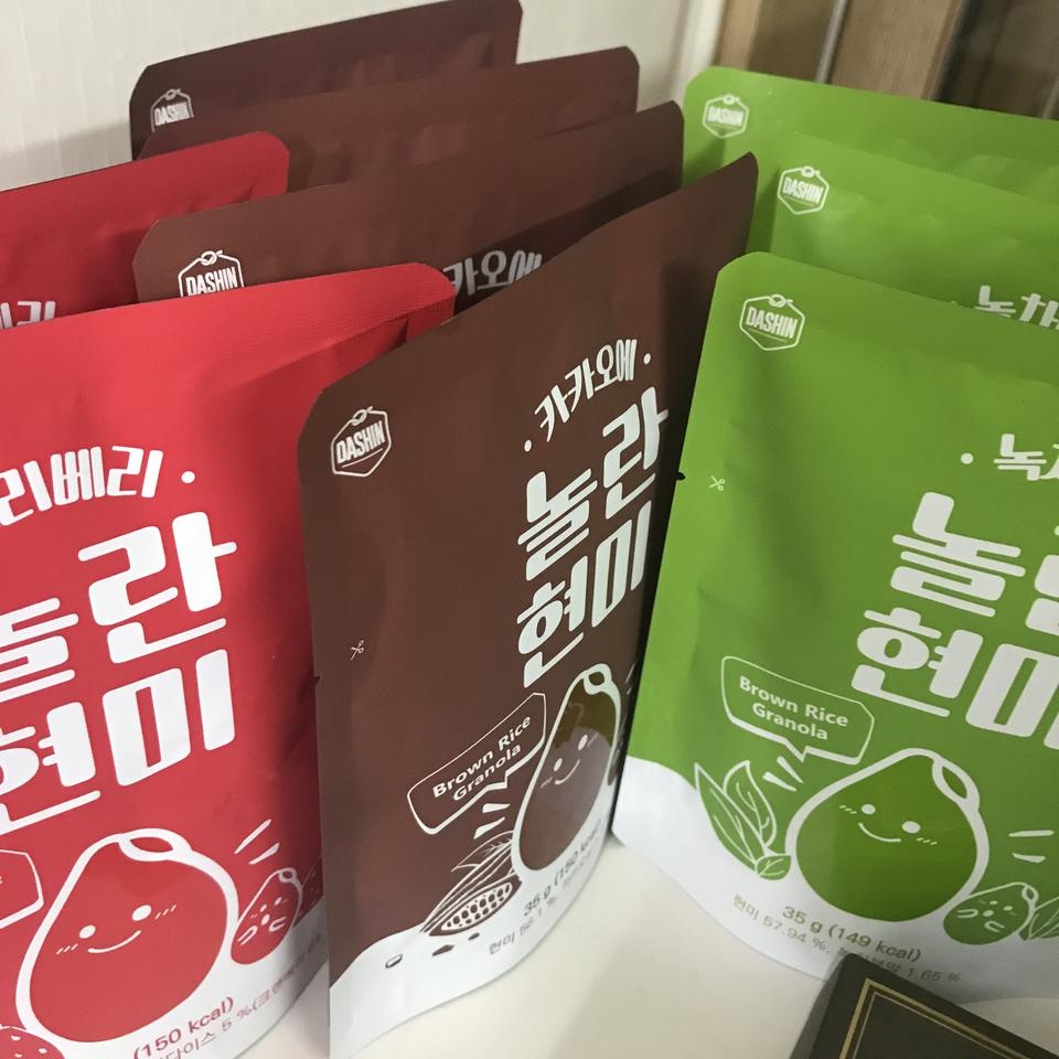 숟가락이 들어있어서 한끼대용으로 먹기에 간편하고 좋아요! 많이 달달하진 않고 고소해서 시중에 파는 시리...