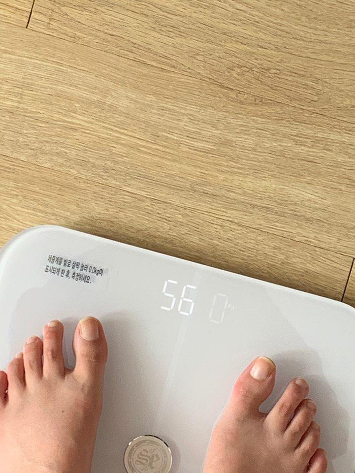 건강하게 다이어트 하라고 친구 선물해줬는데 디자인이며 기능이며 굿굿이라고 좋아하네요 ㅎㅎ 기초대사량...